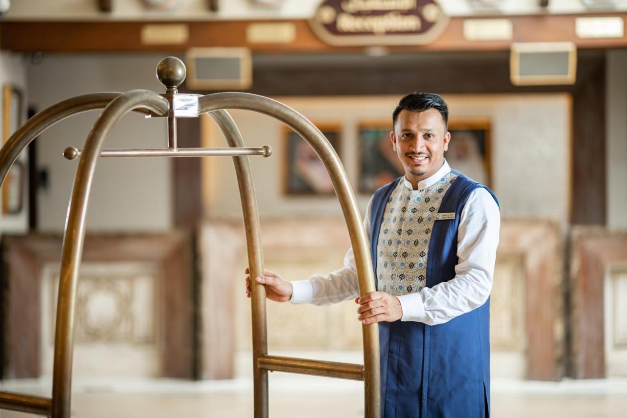 Anjum Makkah Hotel Mecca Exterior photo Receptionist at a luxury hotel