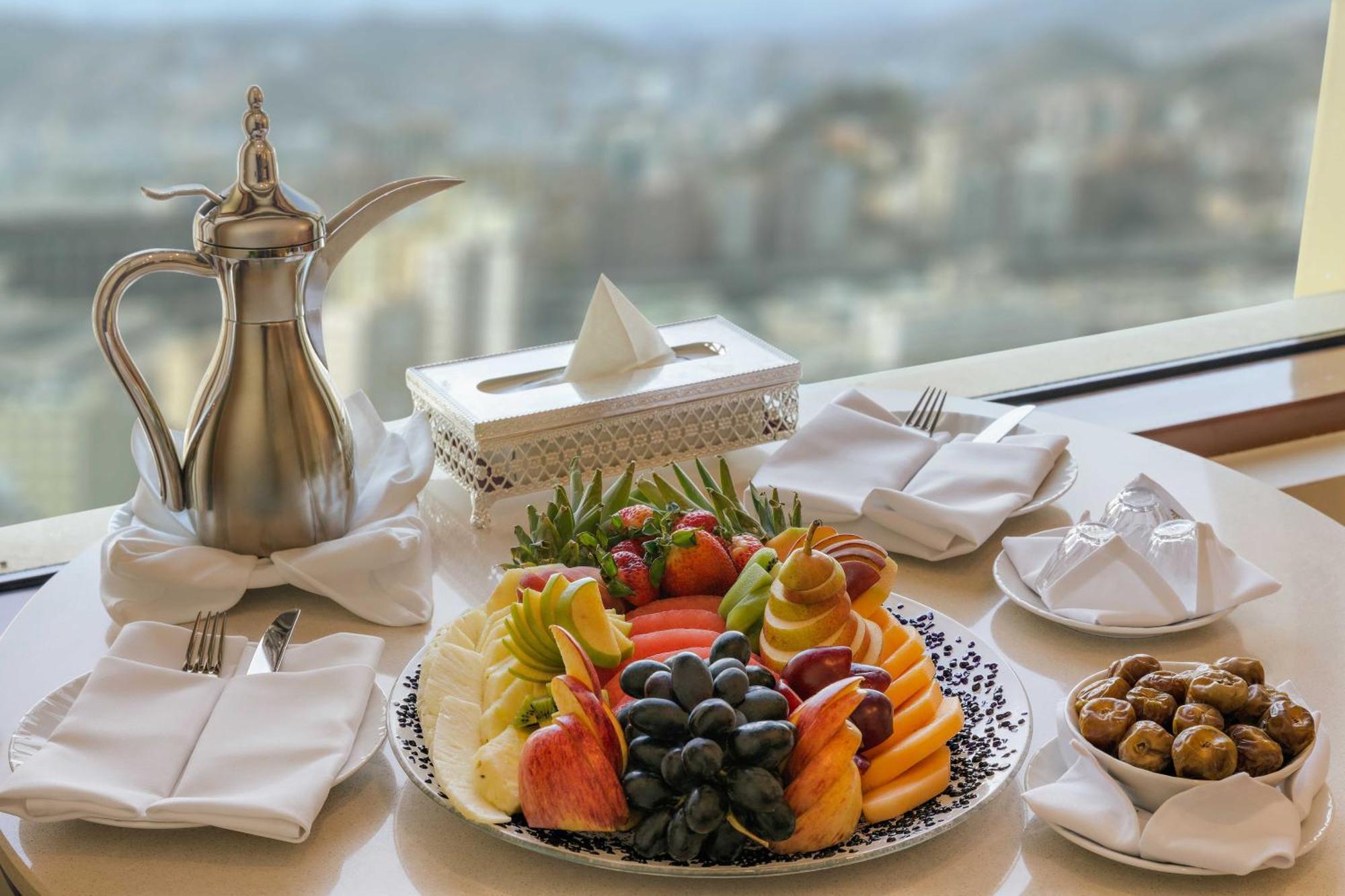Anjum Makkah Hotel Mecca Room photo A traditional Arabic breakfast