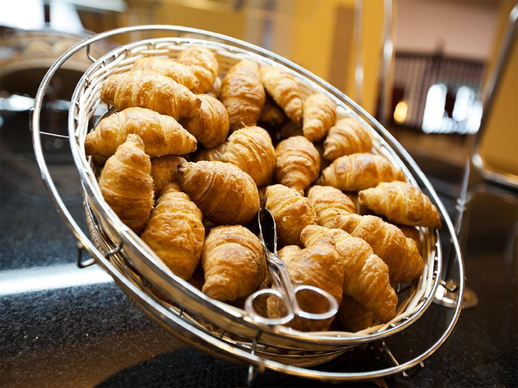 Anjum Makkah Hotel Mecca Exterior photo Croissants